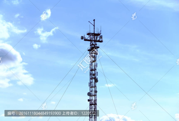 藍(lán)天上的通訊塔