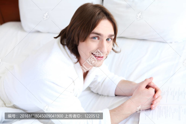 一個年輕人在床上的畫像