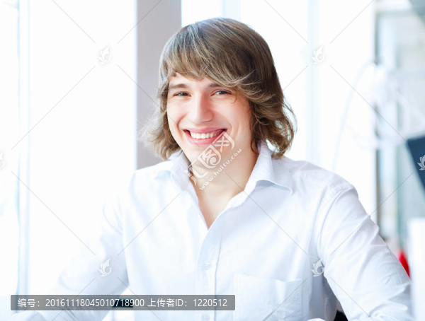 一個(gè)年輕英俊的男人的肖像