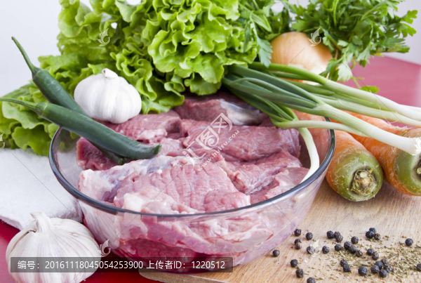 桌上和蔬菜上的牛肉