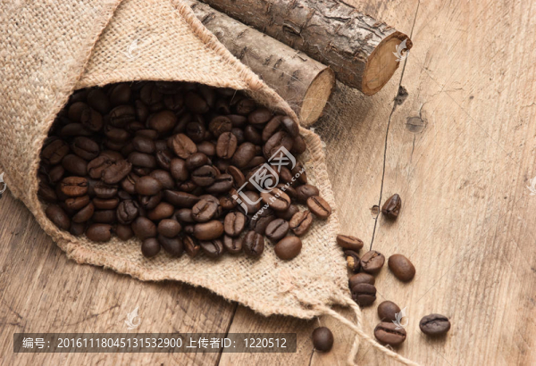 在一個(gè)袋子里的咖啡豆