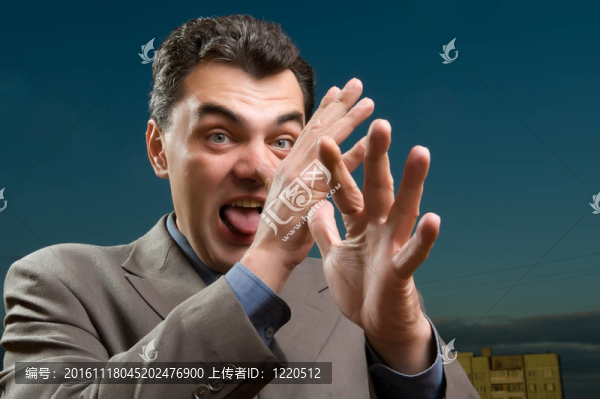 一個(gè)男人在一套衣服顯示舌頭