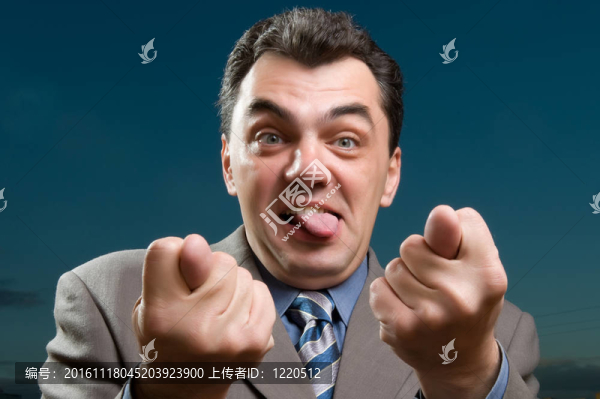 一個男人在一套衣服上顯示出了舌頭的特寫