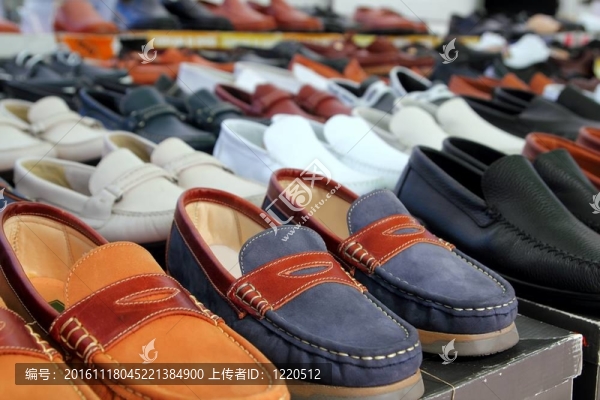 皮鞋零售店排不同顏色