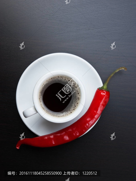 咖啡杯和紅辣椒