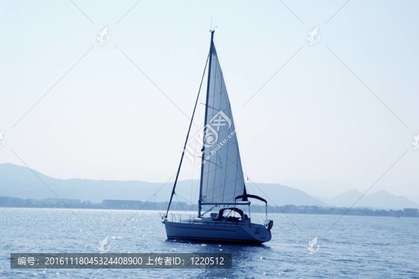 帆船在藍(lán)色的地中海