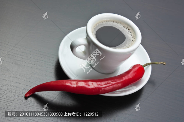 咖啡杯和紅辣椒