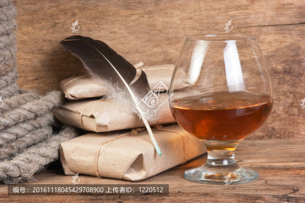 葡萄酒中的墨水瓶和玻璃套管