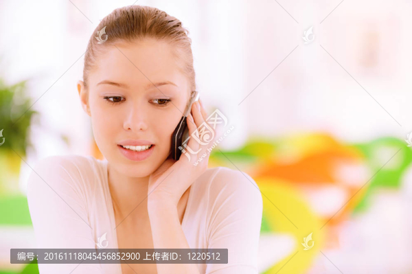 美麗的女孩在電話里說(shuō)話