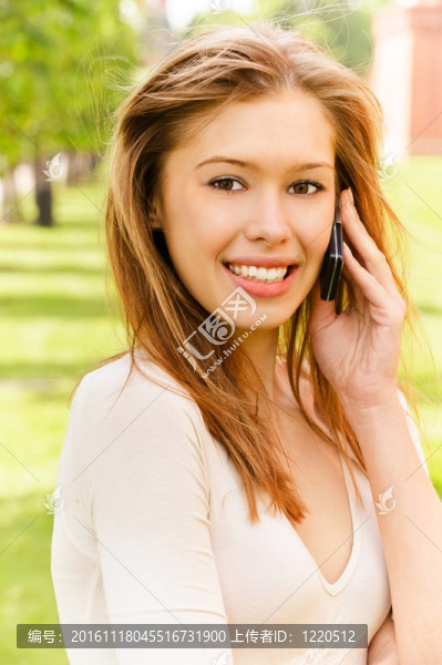 年輕的女人用電話說話