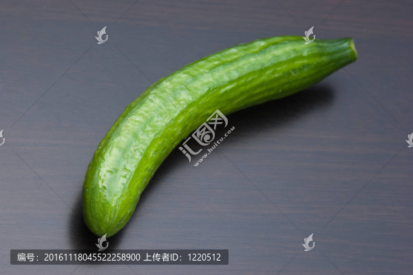 廚房餐桌上的黃瓜