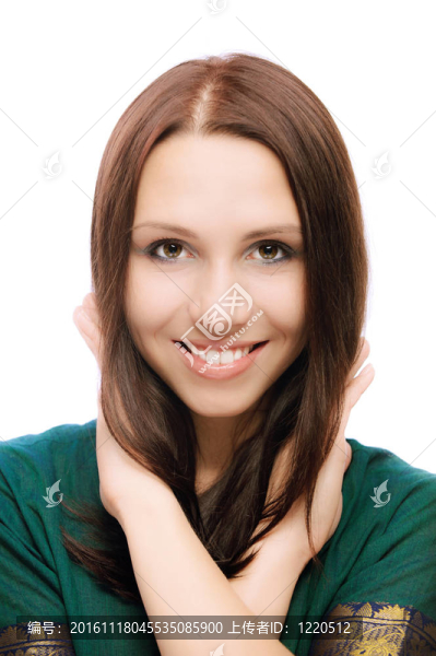 美麗的年輕女子在綠色服裝肖像