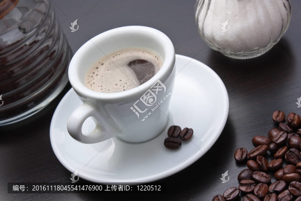 一堆咖啡豆和一個(gè)杯子
