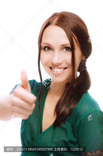 女孩笑起來，舉起拇指
