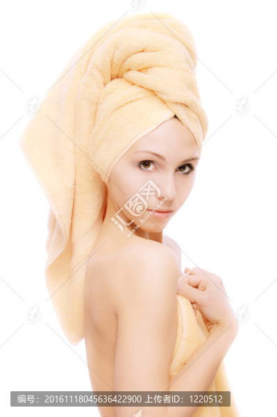 沐浴后的女孩接受