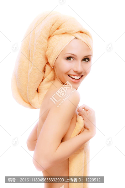 沐浴后的女孩接受