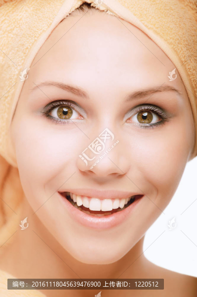 沐浴后的女孩接受