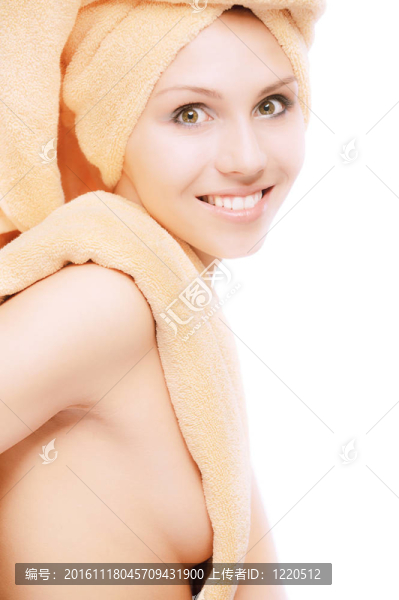 沐浴后的女孩接受