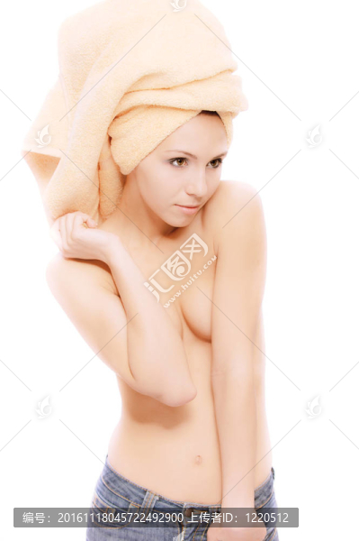 沐浴后的女孩接受