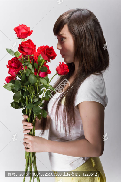 美麗的中國女人聞玫瑰