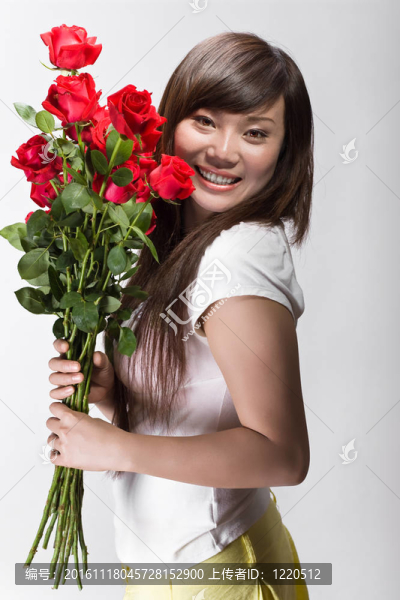 可愛的中國女孩高興的玫瑰