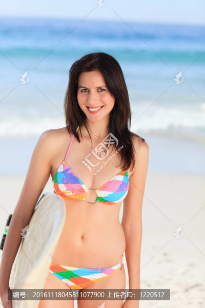 美麗的女人和她的沖浪板