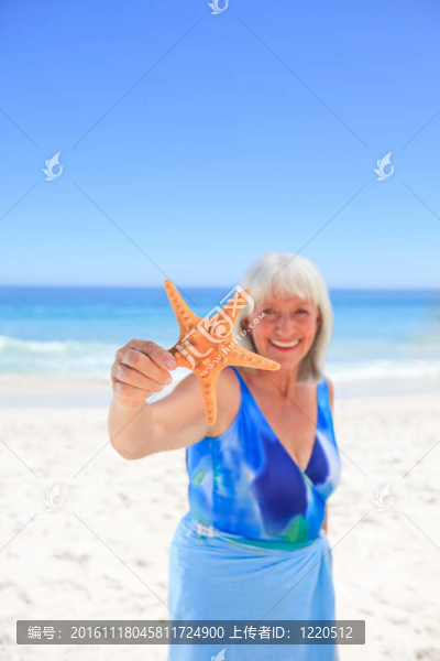 老年婦女與她的明星海