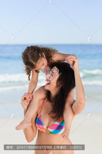 媽媽和女兒在海灘上玩