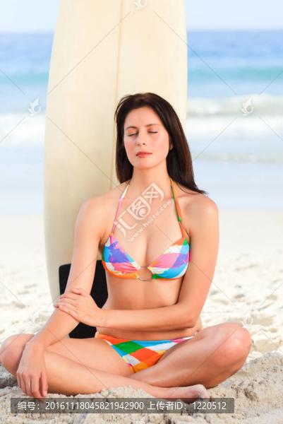 可愛的女人，她的沖浪板