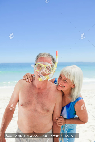 海灘上的退休夫婦