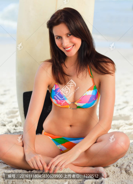 可愛的女人，她的沖浪板
