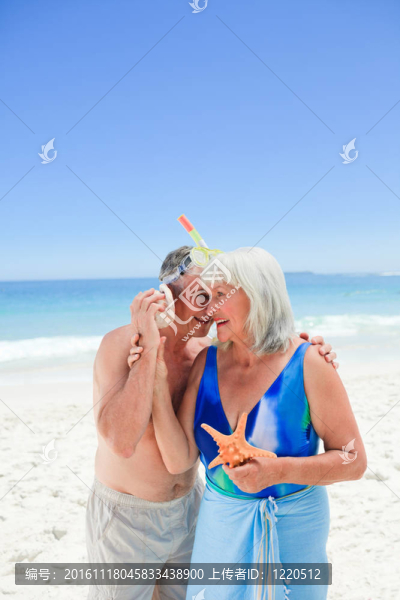 海灘上的退休夫婦