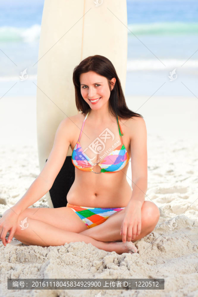 可愛(ài)的女人，她的沖浪板