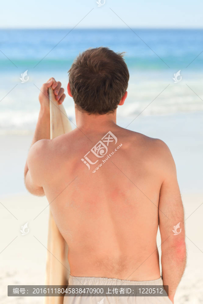 英俊的男子，他的沖浪板