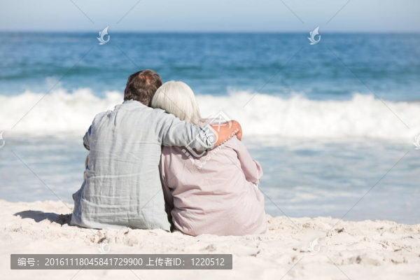 坐在海灘上的老夫婦