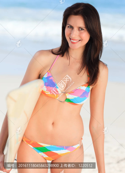 美麗的女人和她的沖浪板