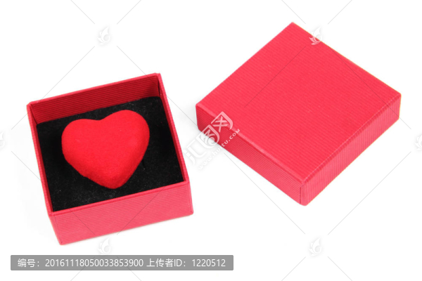 紅色禮品盒在白色背景內(nèi)的紅心