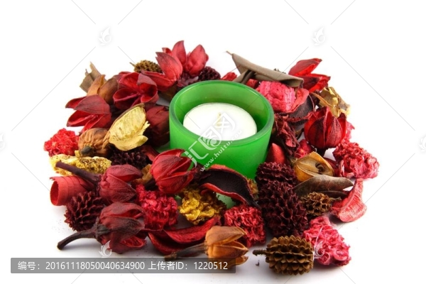五彩繽紛的樹葉和花朵中的蠟燭