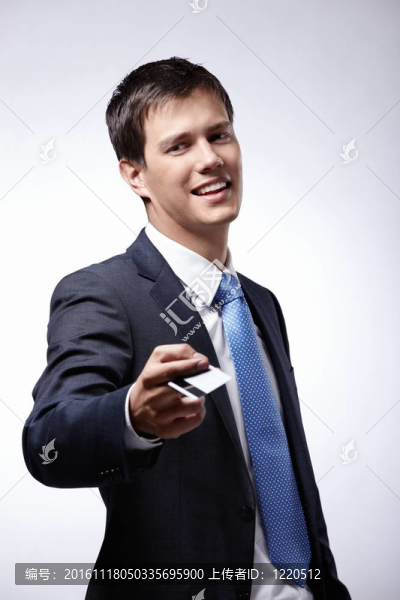 商人拿出一張信用卡