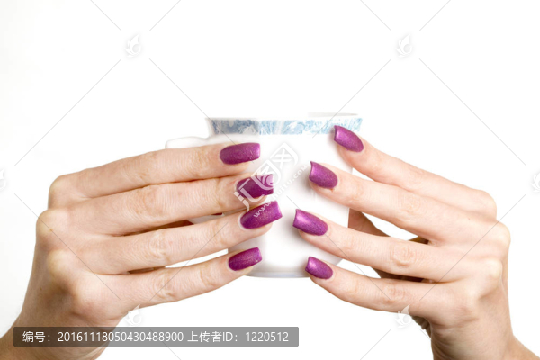 與指甲長(zhǎng)指甲女性雙手捧著一杯-匯圖網(wǎng) www.fosd68.com 與指甲長(zhǎng)指甲女性雙手捧著一杯