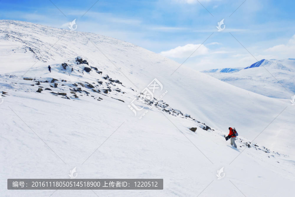窮鄉(xiāng)僻壤滑雪者爬