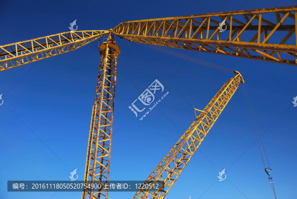 大黃色起重機(jī)吊臂在天空背景