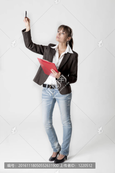 商業(yè)女人正在計(jì)數(shù)