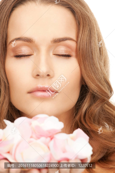 美麗的女人與玫瑰花瓣