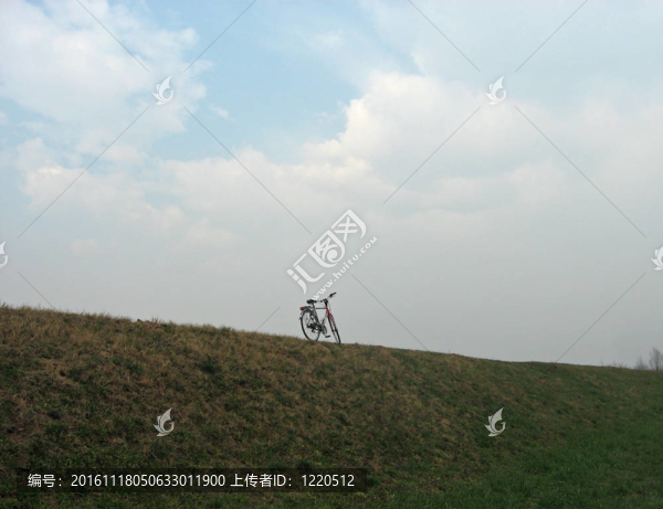 在草地上的山上騎自行車(chē)