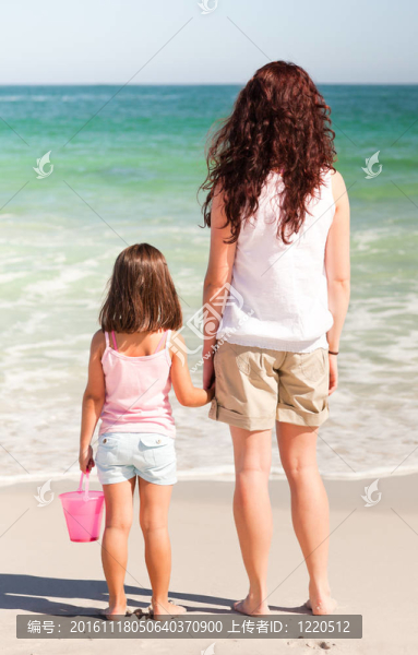 母親和她的女兒在海灘上