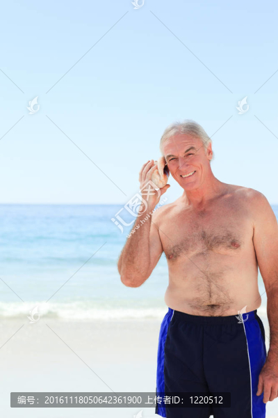 高級男子聽他的殼