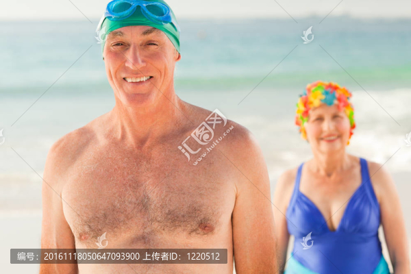 海灘上的老夫婦