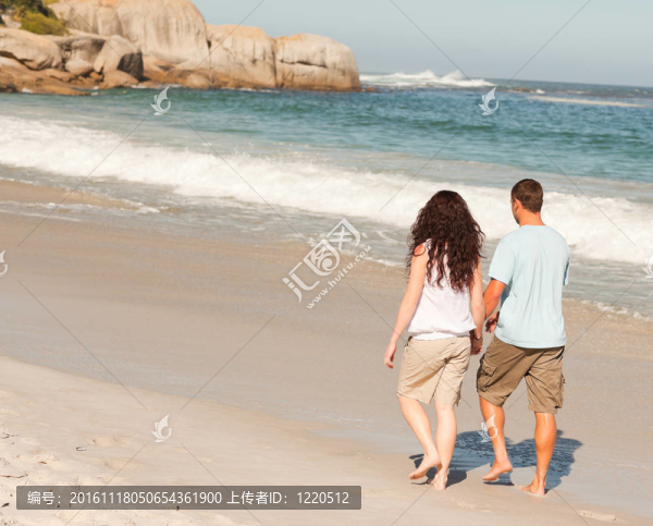 夫婦走在海灘上