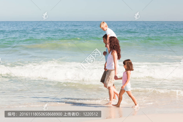 歡樂的家庭在海灘上